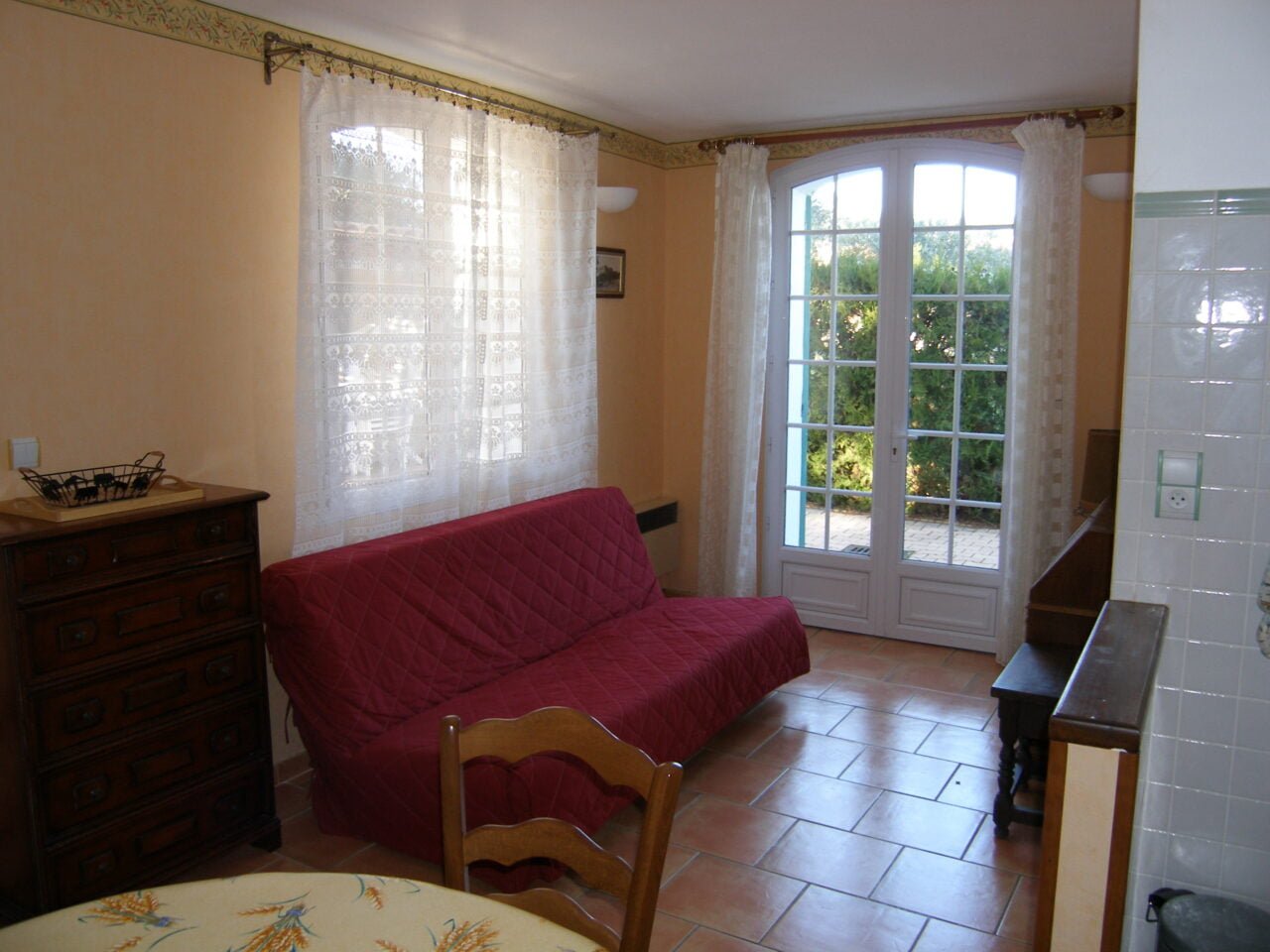 Séjour avec divan convertible, appartement 2 de la Bastide Blanche à Gréoux-les-Bains